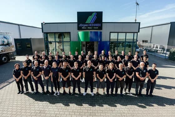 Das Team der Jürgen Hohnen GmbH vor dem Firmengebäude